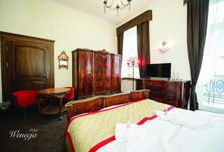 Отели типа «постель и завтрак» Sempre B&B Плоцк Номер с кроватью размера «king-size» и балконом-3
